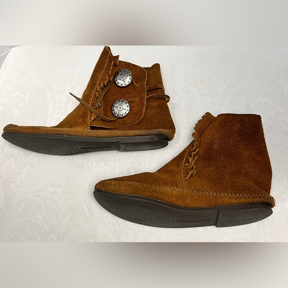 Minnetonka Fringe Suede Hard Sole Moccasin Hippie Boho Moccasins - Picture 3 of 12